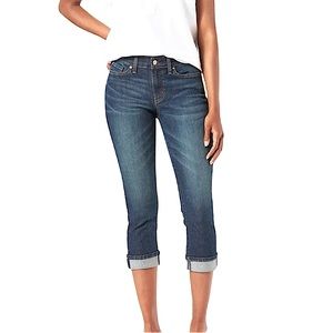Levi’s Strauss & Co signature size8 modern capri medium wash jeans, rolled cuffs